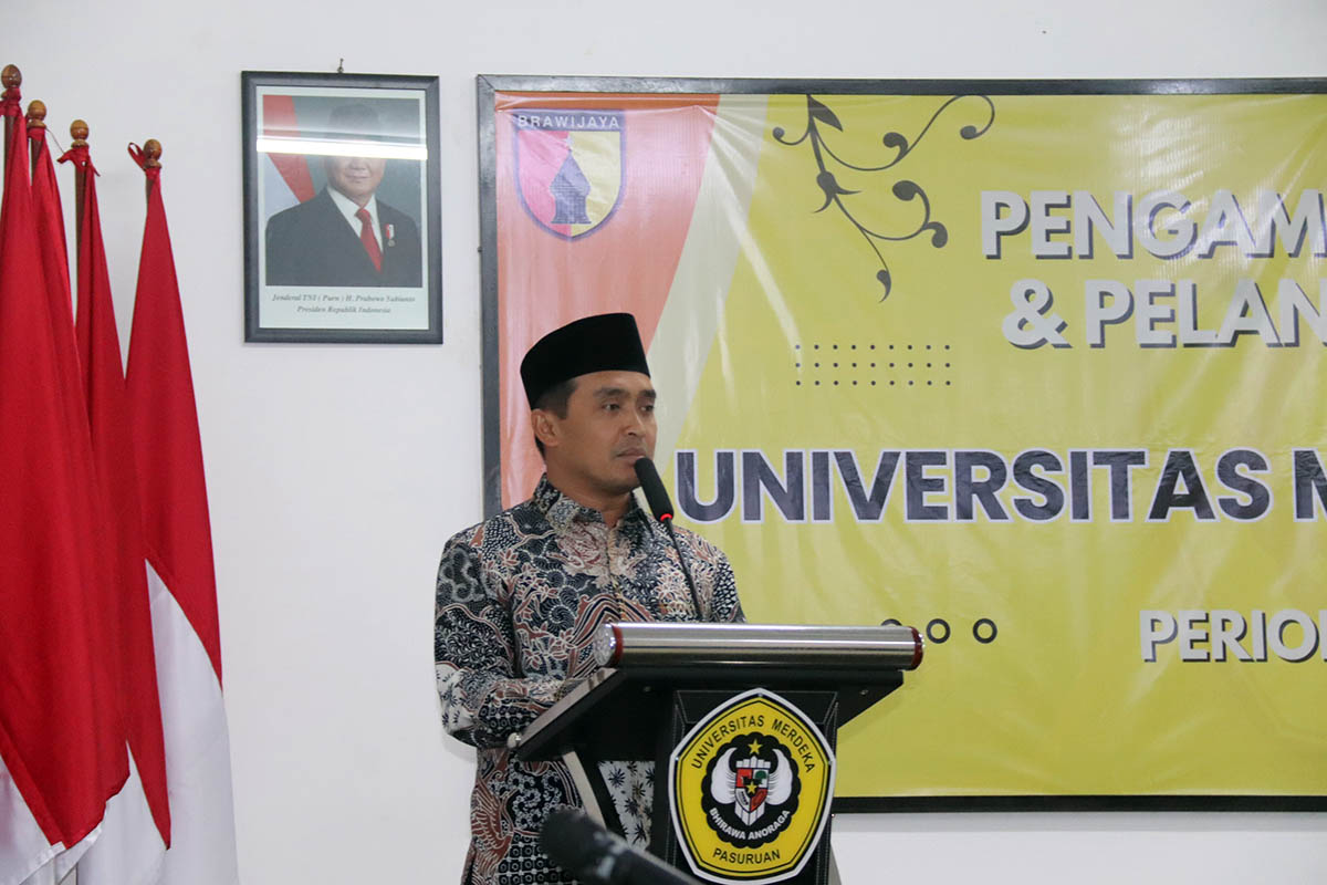 SAMBUTAN: Wali Kota Pasuruan H. Adi Wibowo S.T.P., M.Si. saat berikan sambutan dalam rangka Pelantikan Rektor Universitas Merdeka Pasuruan.
