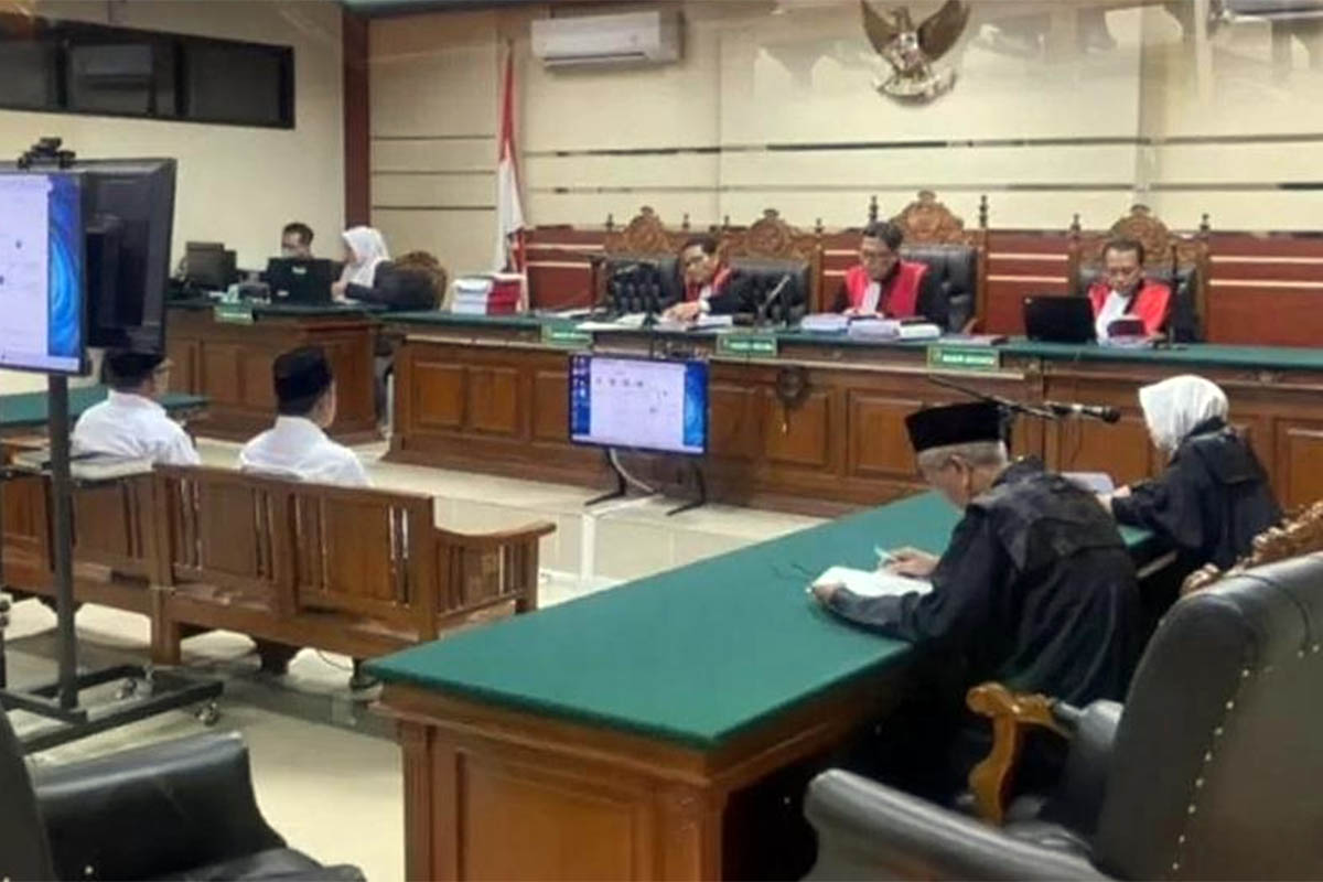 DISIDANG: Terdakwa kasus korupsi PKBM Kabupaten Pasuruan saat menjalani persidangan di PN Tipikor Surabaya.