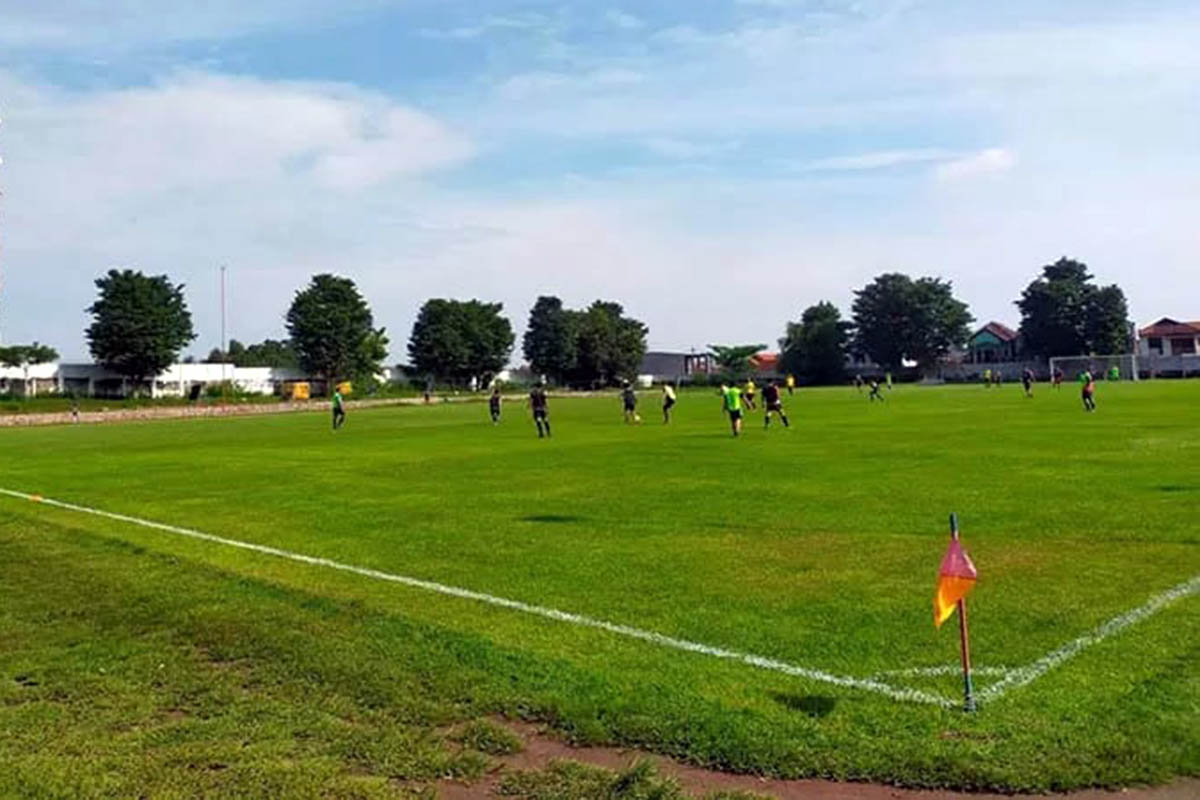 DIPAGAR: Lapangan Plumbon yang menjadi sarana untuk kegiatan olahraga, seperti sepak bola. Rencananya, infrastruktur lapangan setempat akan ditingkatkan, dengan pemasangan pagar tepi lapangan.