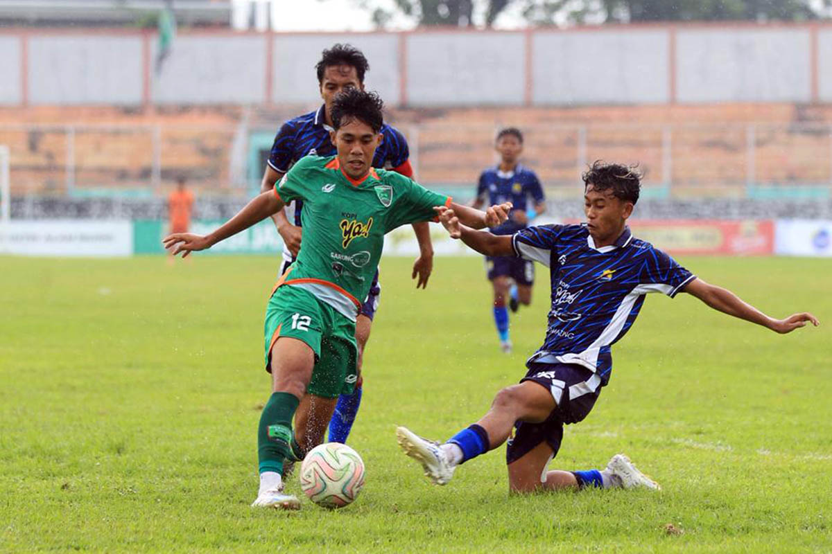 DIUNTUNGKAN: Pasuruan (jersey hijau) saat bertanding di babak 16 besar Liga 4. Di 8 besar, Pasuruan United kembali ditunjuk menjadi tuan rumah.