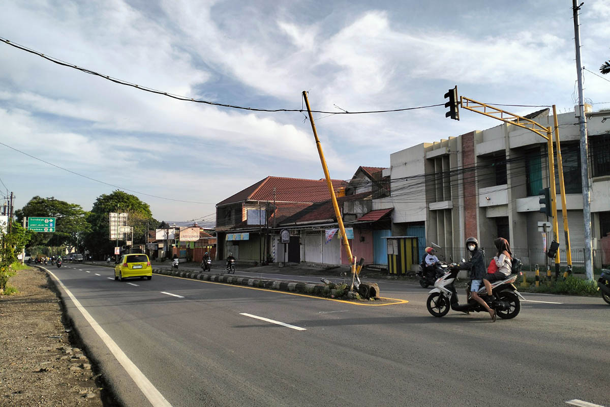 RUSAK: Salah satu titik traffic light rusak di wilayah Jetak, Pandaan. Meski beberapa titik lain membutuhkan penanganan dan penambahan, hanya saja hal itu belum bisa dilakukan.
