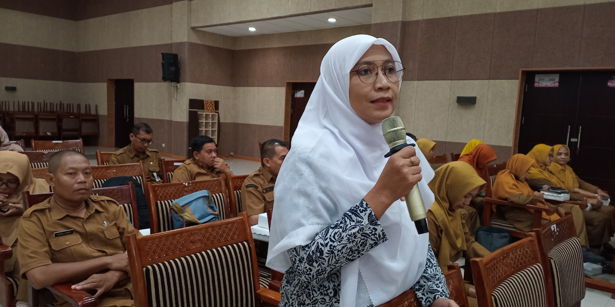 SAMPAIKAN MASUKAN: Perwakilan dari Ikatan Bidan Indonesia Kabupaten Probolinggo Ika Agustina memberi usulan dalam diskusi panel