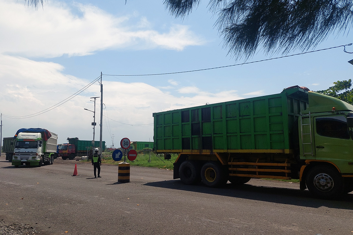Suasana pintu masuk dermaga pelabuhan DABN Probolinggo, (28/1). Rabu pagi terjadi kecelakaan kerja yang membuat sopir truk meninggal.