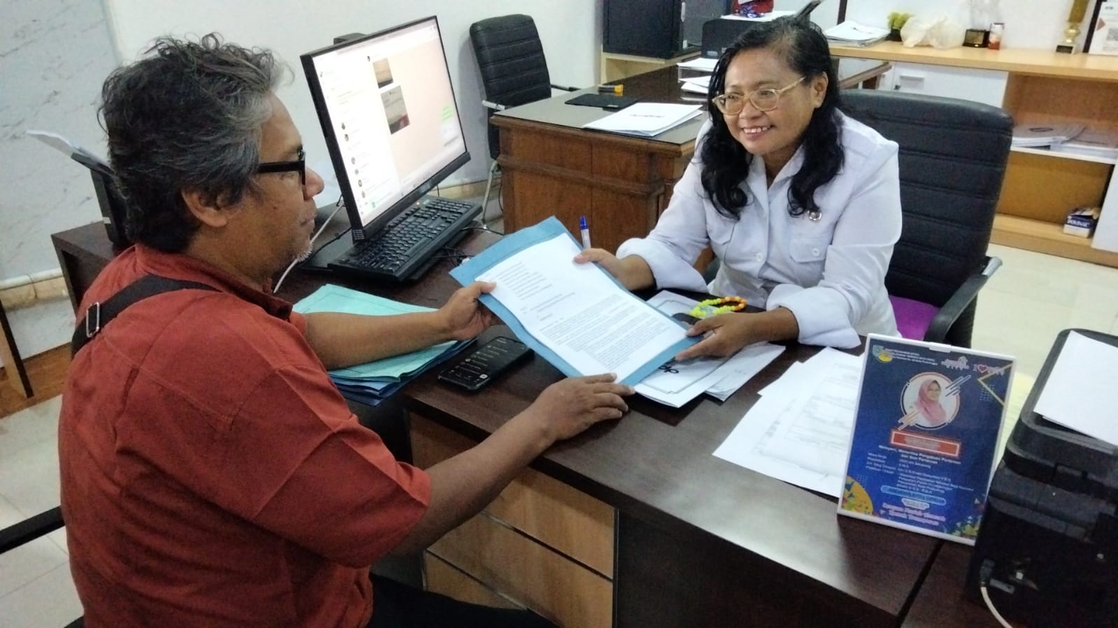 KEBERATAN: Syafiuddin mendatangi kantor DPM-PTSP Kota Probolinggo menyerahakn surat pengajuan keberatan.