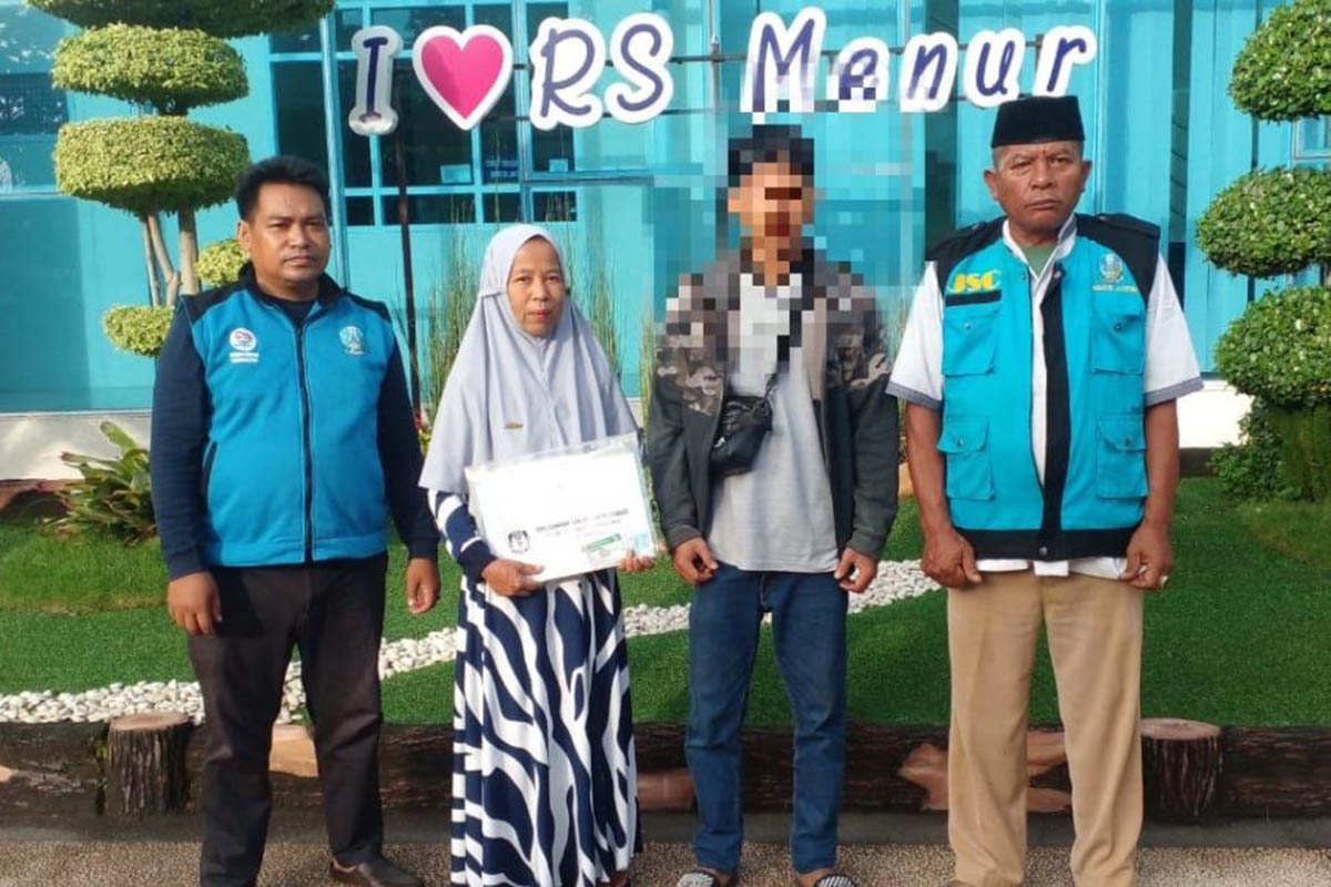 DITANGANI: ODGJ asal Kecamatan Gading (Di blur,red), Rabu (28/1), dibawa ke Rumah Sakit Jiwa (RSJ) Menur Surabaya untuk menjalani pemeriksaan kejiwaan perdana.