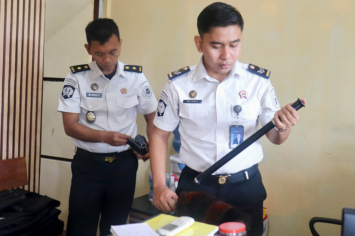 HARUS SIAP PAKAI: Petugas Rutan Kelas IIB Kraksaan mengecek inventaris peralatan keamanan.