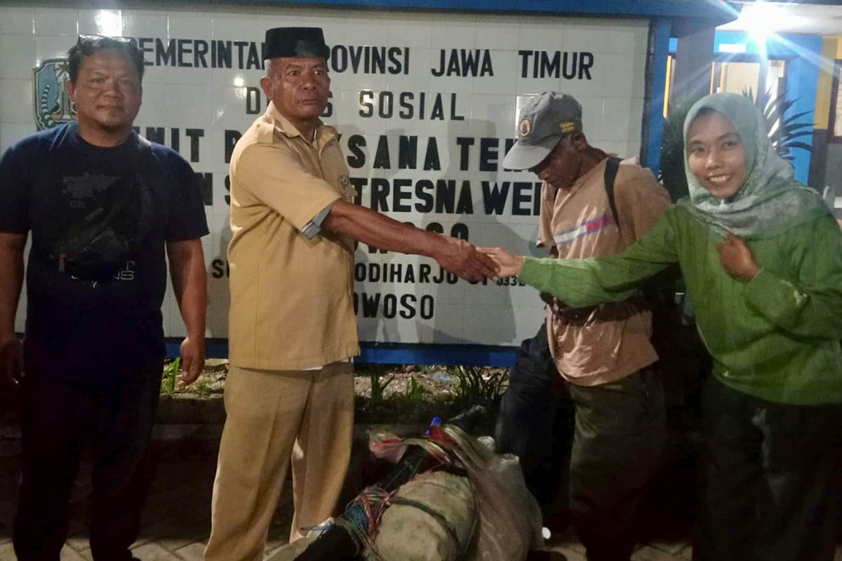 DIRUJUK: Petugas Dinsos Kabupaten Probolinggo membawa lansia terlantar ke UPT PSTW Bondowoso agar mendapatkan penanganan yang lebih layak.