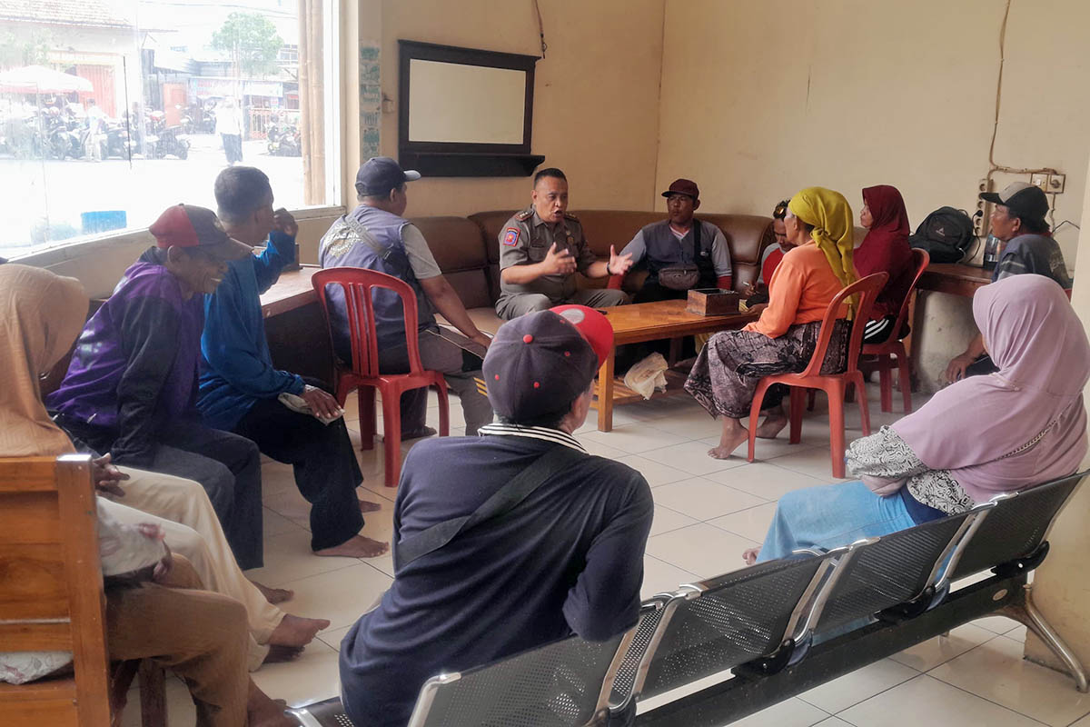 DIKUMPULKAN: Puluhan pedagang asongan yang mendapatkan sosialisasi dari petugas.