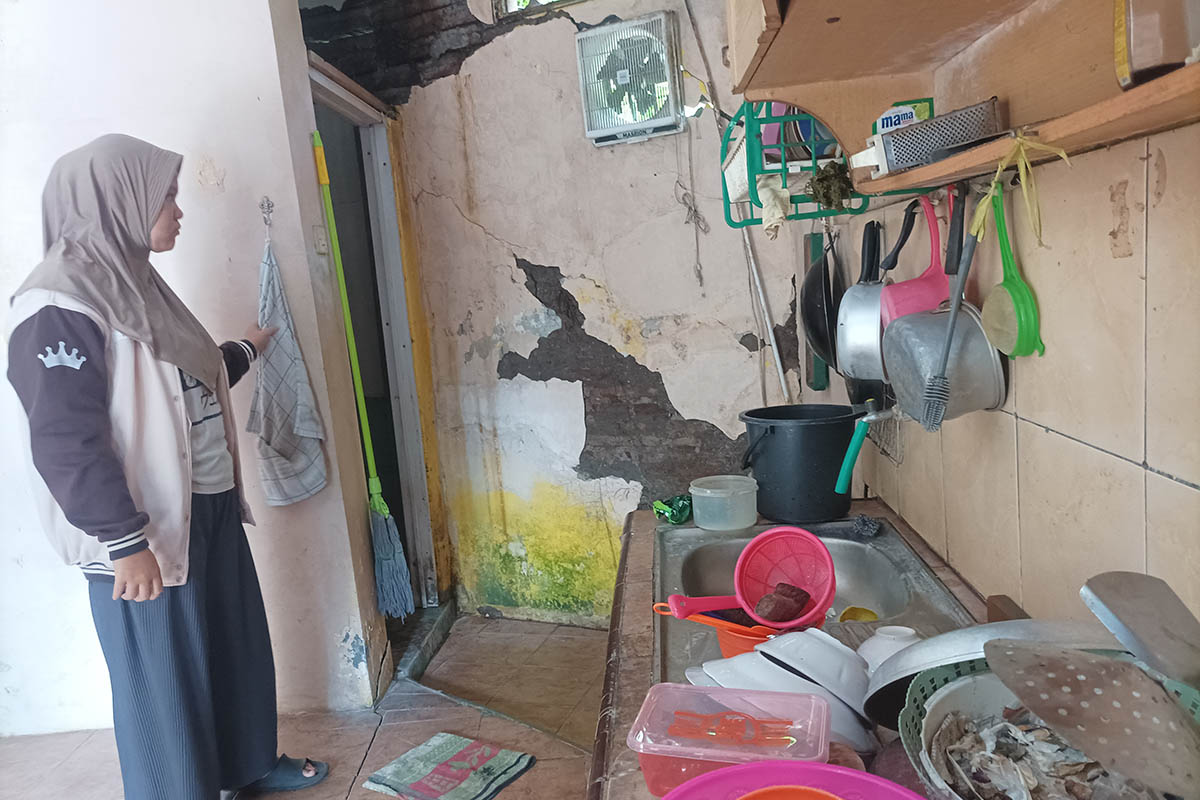RUSAK PARAH: Kondisi dapur rumah Nurmaulina, usai kejadian longsor yang terjadi di Sungai Kertosono di Kelurahan Sidomukti, Kecamatan Kraksaan.