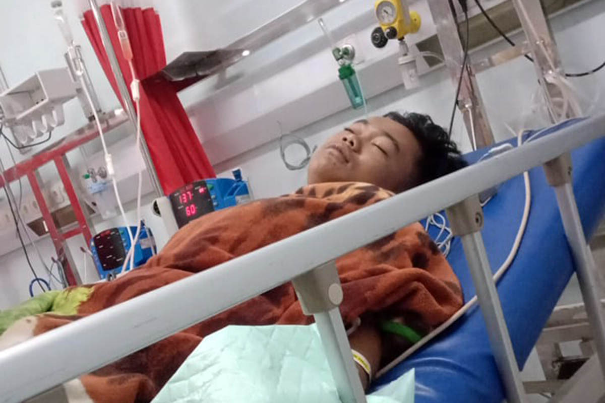 PERAWATAN: Firman, 19, pemuda asal Dusun Pakem, Desa Martopuro, Kecamatan Purwosari, yang harus menjalani perawatan intensif di RSSA Malang.