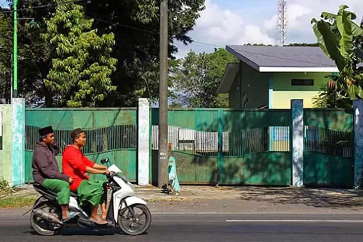 BERI JAMINAN: Seorang pengendara yang melintas di jalan depan RPH Wonorejo. Sejauh ini, kepastian kualitas penyembelihan dan jaminan halal, memicu PAD RPH bisa meroket.