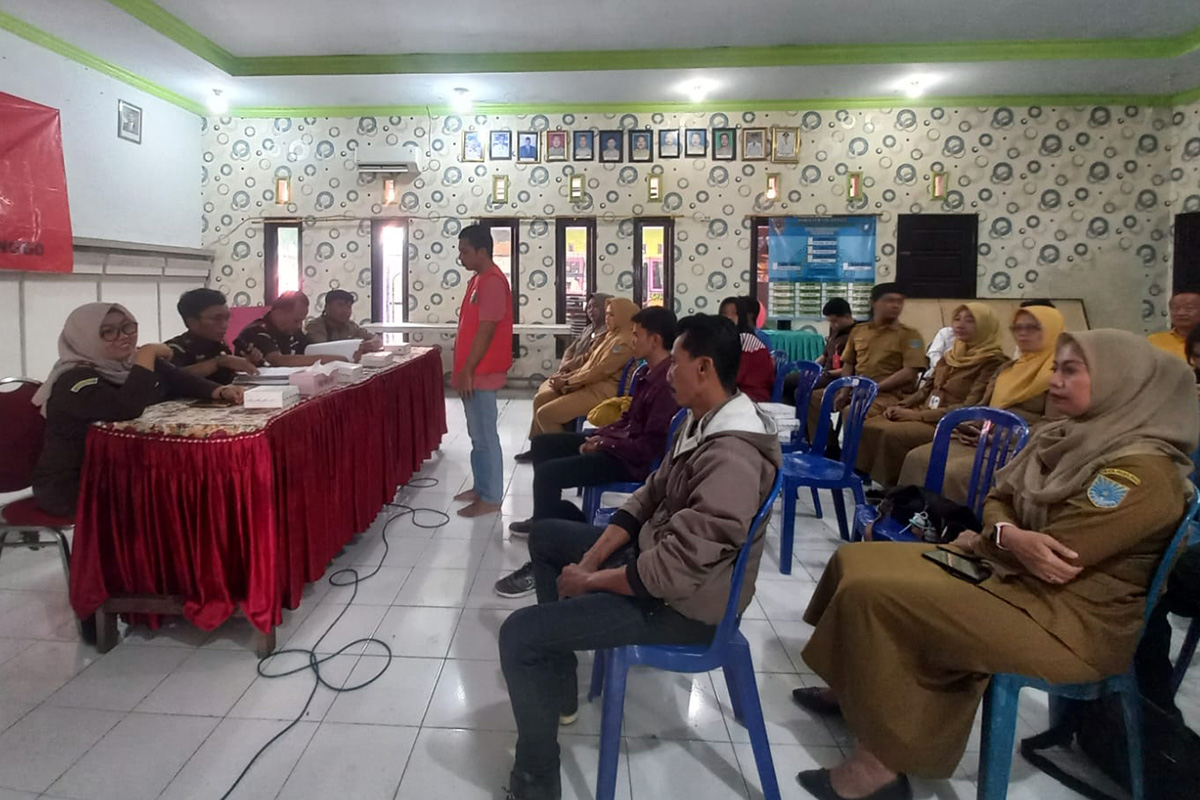RESTORATIVE JUSTICE: Achmad Khusairi (kanan) dan Putra Armada Romadhona saling bersalaman setelah kasusnya diselesaikan secara restorative justice, Senin (12/1).