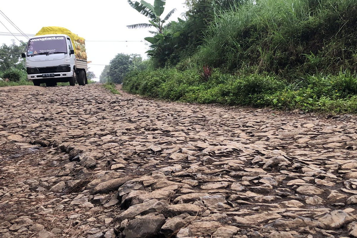 RUSAK: Kondisi jalan kabupaten di Dusun Tempuran, Desa/Kecamatan Sumber, Kabupaten Probolinggo, yang rusak parah, Kamis (29/1).
