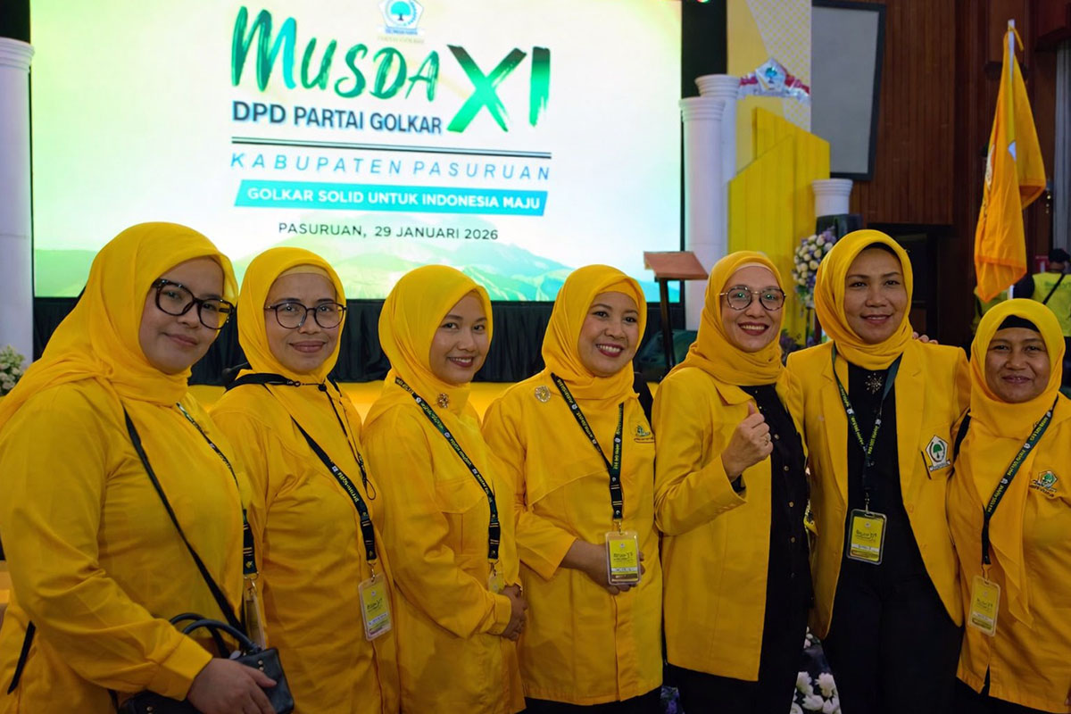 PARTAI BERINGIN: Nik Sugiharti (3 dari kanan) berpose bareng usai musda XI, (29/1). (M Busthomi/ Radar Bromo)