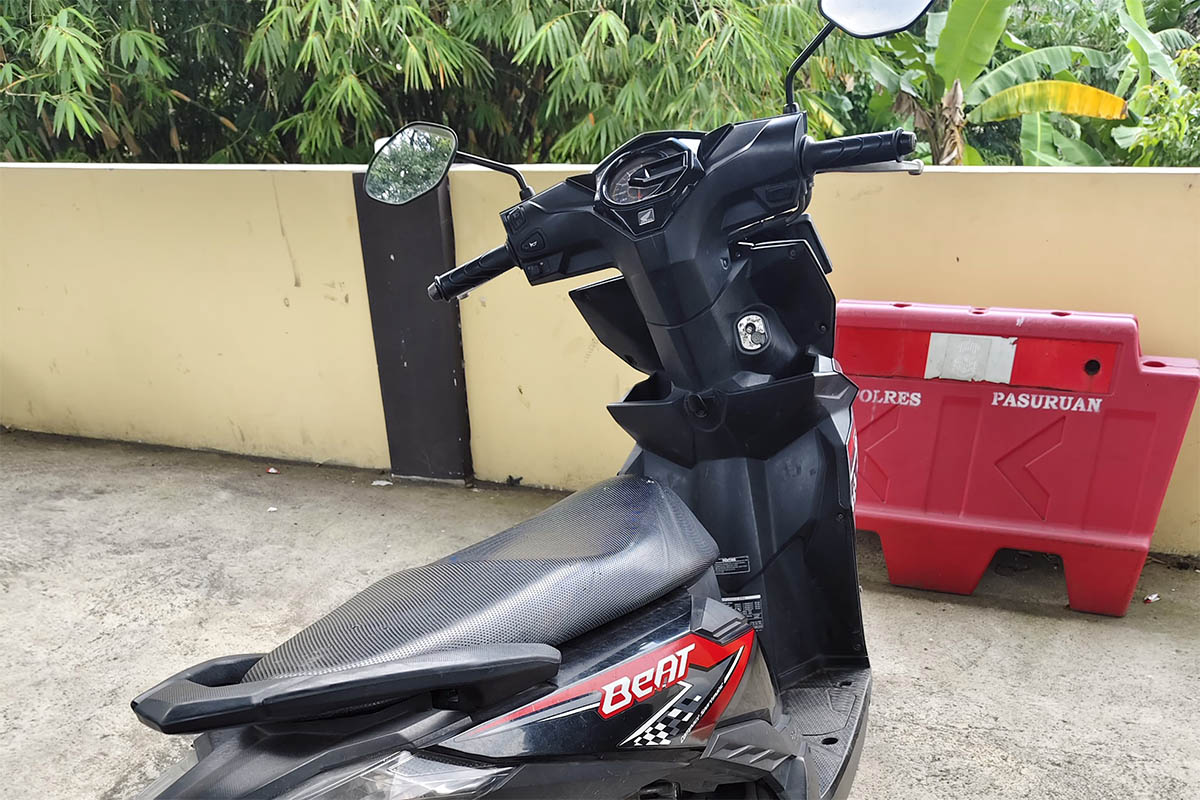 Motor yang dipakai pelaku saat beraksi turut diamankan petugas.