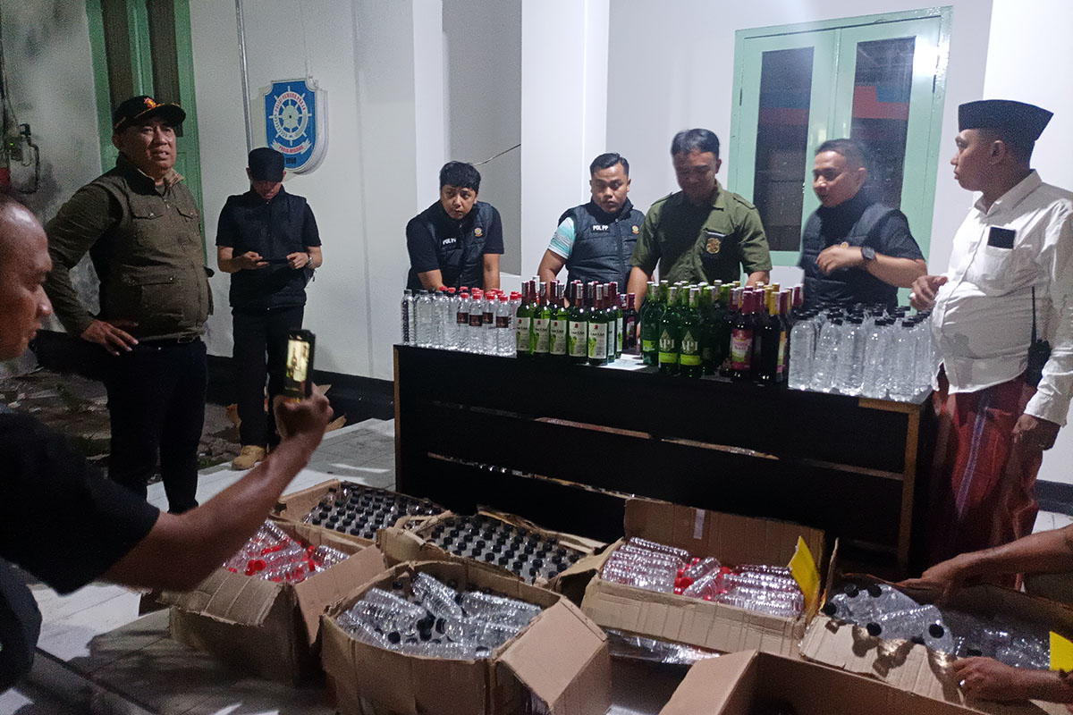 DISITA: Personel Satpol PP Kabupaten Probolinggo saat melakukan pengamanan ratusan botol miras di wilayah Kecamatan Maron dan dibawa ke Mako Satpol PP di Kraksaan.
