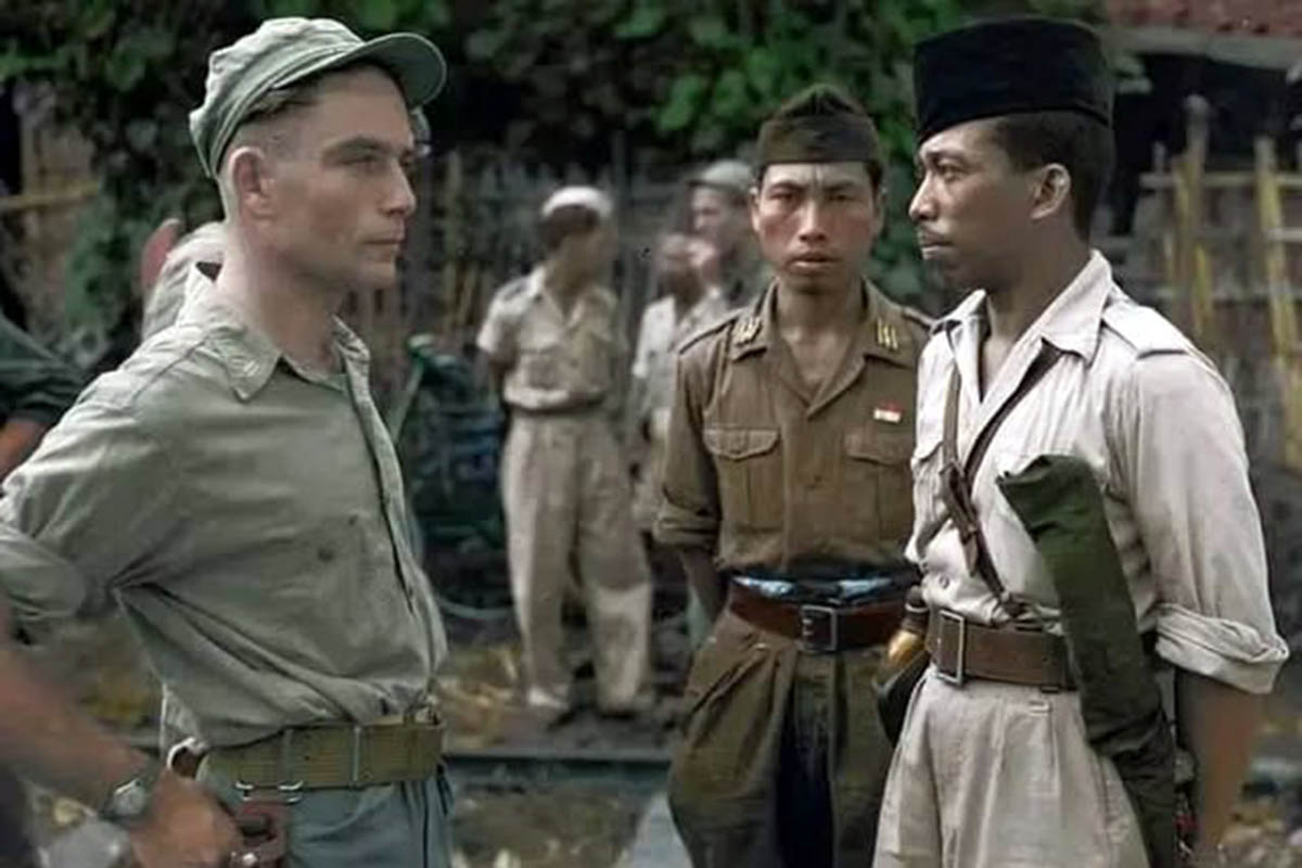 SEJARAH: H.H. Bronkhorst dari Brigade Marinir Belanda sedang berbincang dengan Dahlan Markam Kelap Wijaya (peci hitam), seorang pemimpin gerilya lokal di daerah Probolinggo, 13 Februari 1948.