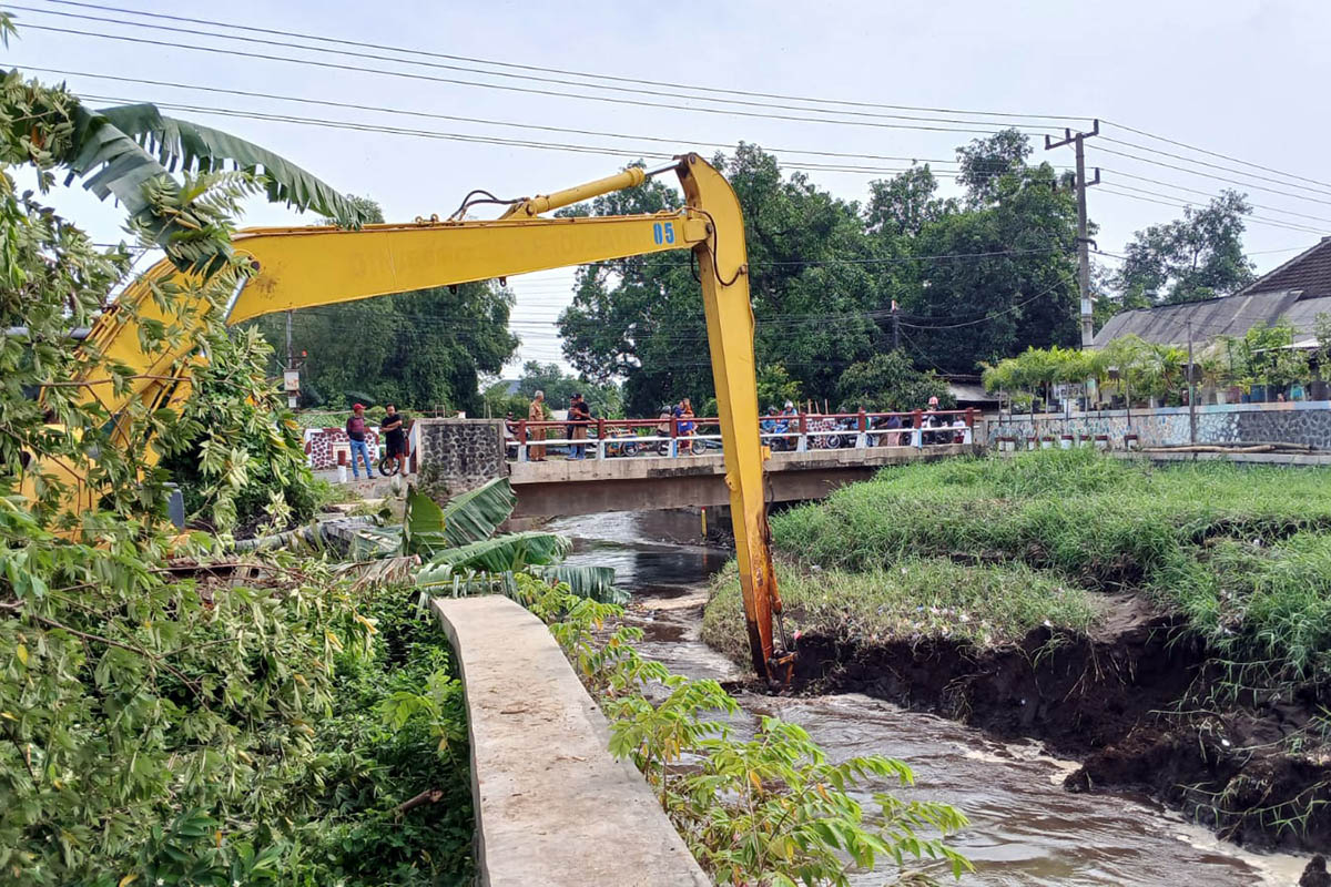 DIKERUK: Normalisasi Sungai Petung yang dilakukan Pemprov Jatim. Langkah ini dimaksudkan, untuk meningkatkan daya tampung sungai dan mencegah luberan saat hujan.