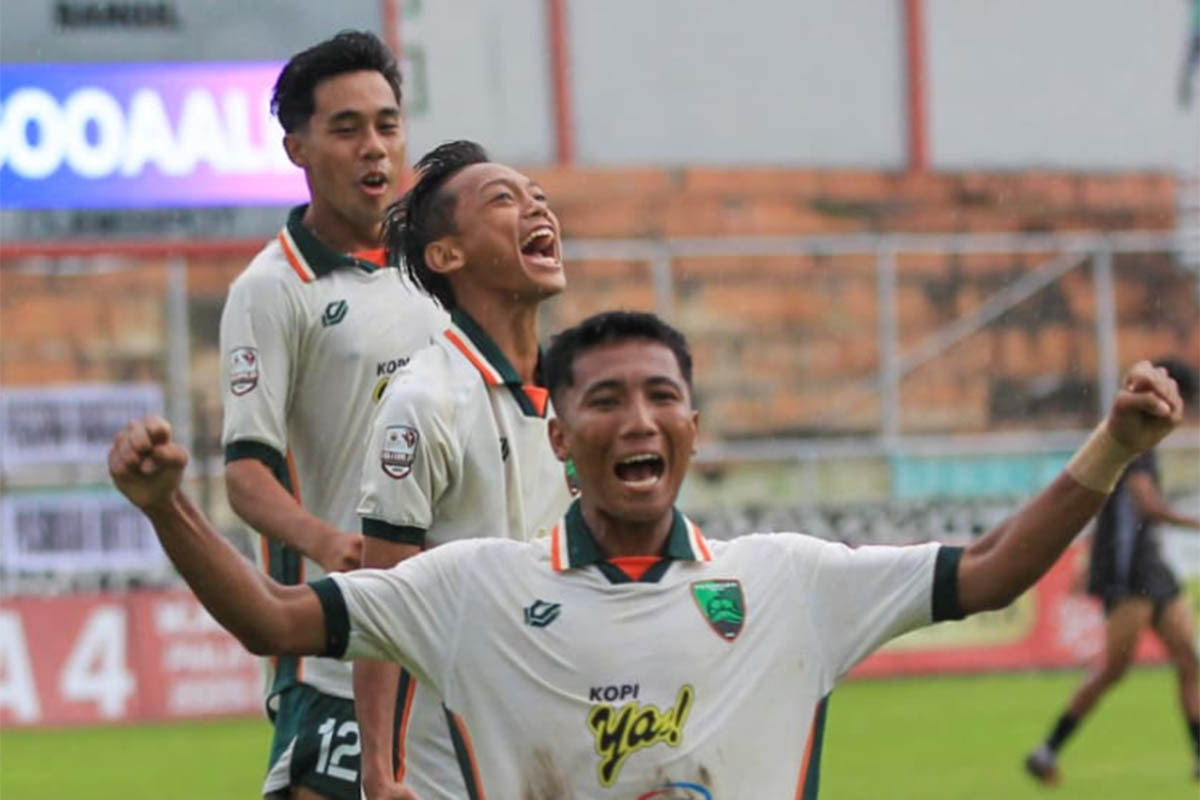 PUNYA MENTAL JUARA: Afiludin, M Nurhacqiqi dan Rosihan Rizky Ramadhan yang menjadi andalan di lini tengah Pasuruan United.