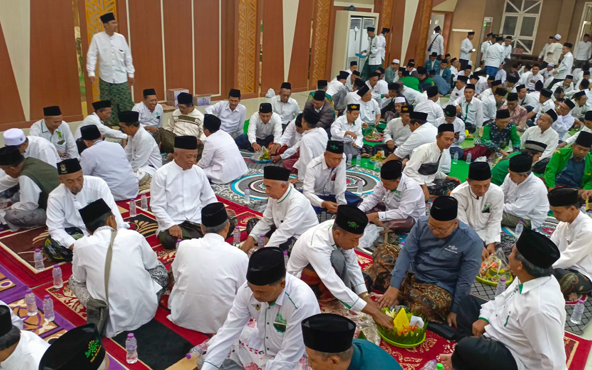 Jamaah nahdliyin asyik menyantap seratus tumpeng menyambut Abad Kedua NU. (M Busthomi/ Radar Bromo)