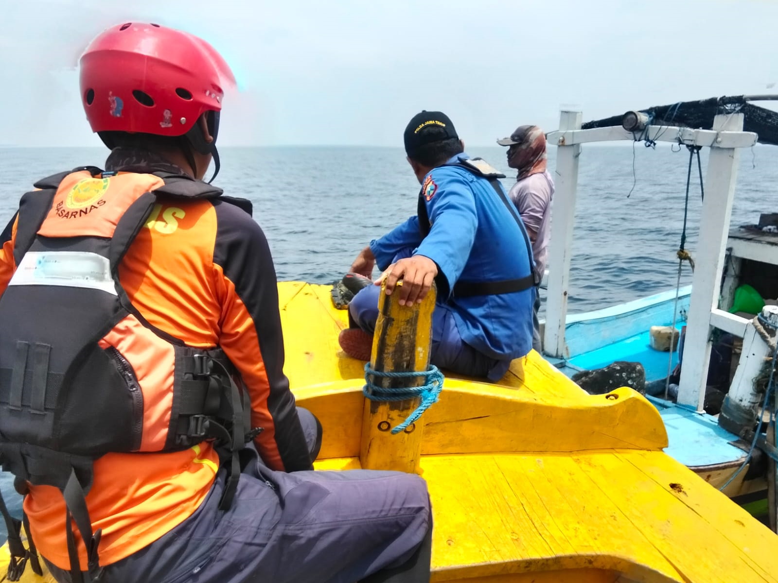 PENCARIAN: Tim rescue gabungan mencari keberadaan Matsadi, nelayan asal Desa Gili Ketapang, Kecamatan Sumberasih, Kota Probolinggo, Minggu (1/2).