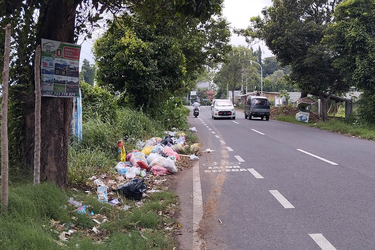 SEMBARANGAN: Sampah yang berserakan di Kelurahan Kraksaan Wetan, Kecamatan Kraksaan.