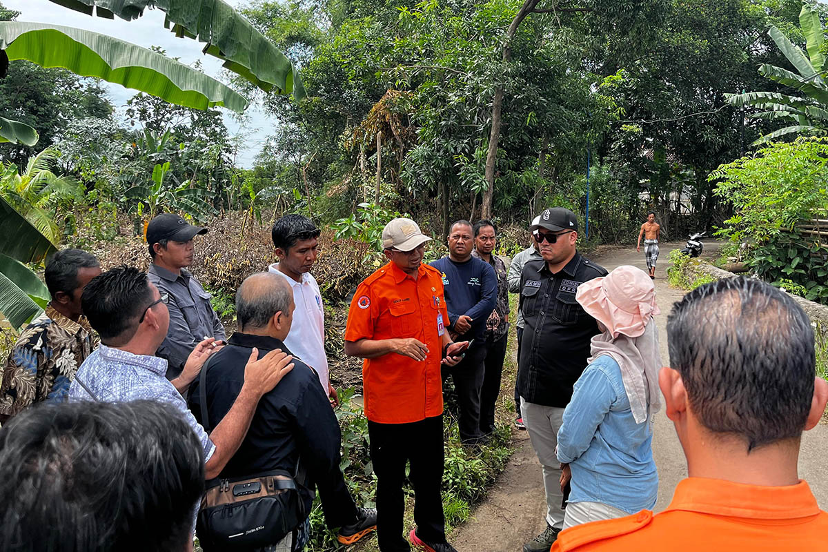 CEK: Sejumlah anggota DPRD dan sejumlah pihak saat melakukan pengecekan di wilayah opo-opo kecamatan kerajinan, beberapa waktu lalu.