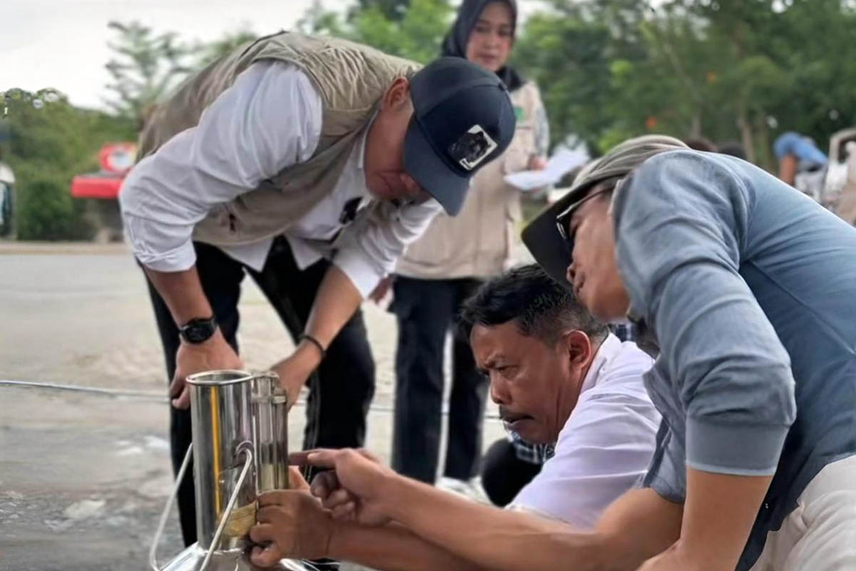 DICEK: Petugas Diskop UKM Perindag Kabupaten Pasuruan saat mengecek dan mengukur kuantitas BBM di salah satu SPBU. Langkah ini dilakukan, untuk menjamin hak konsumen terlindungi.