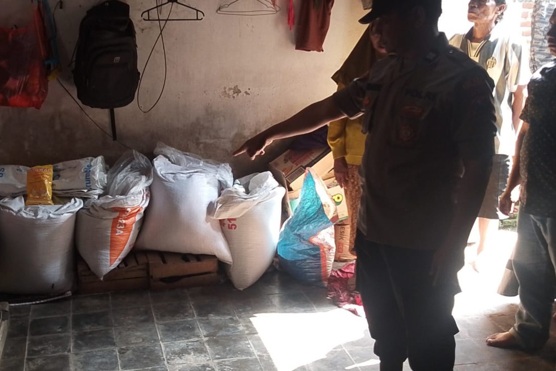 OLAH TKP: Anggota kepolisian melakukan olah TKP di rumah Eko, warga Desa Mulyorejo, Kecamatan Kraton, Kabupaten Pasuruan.