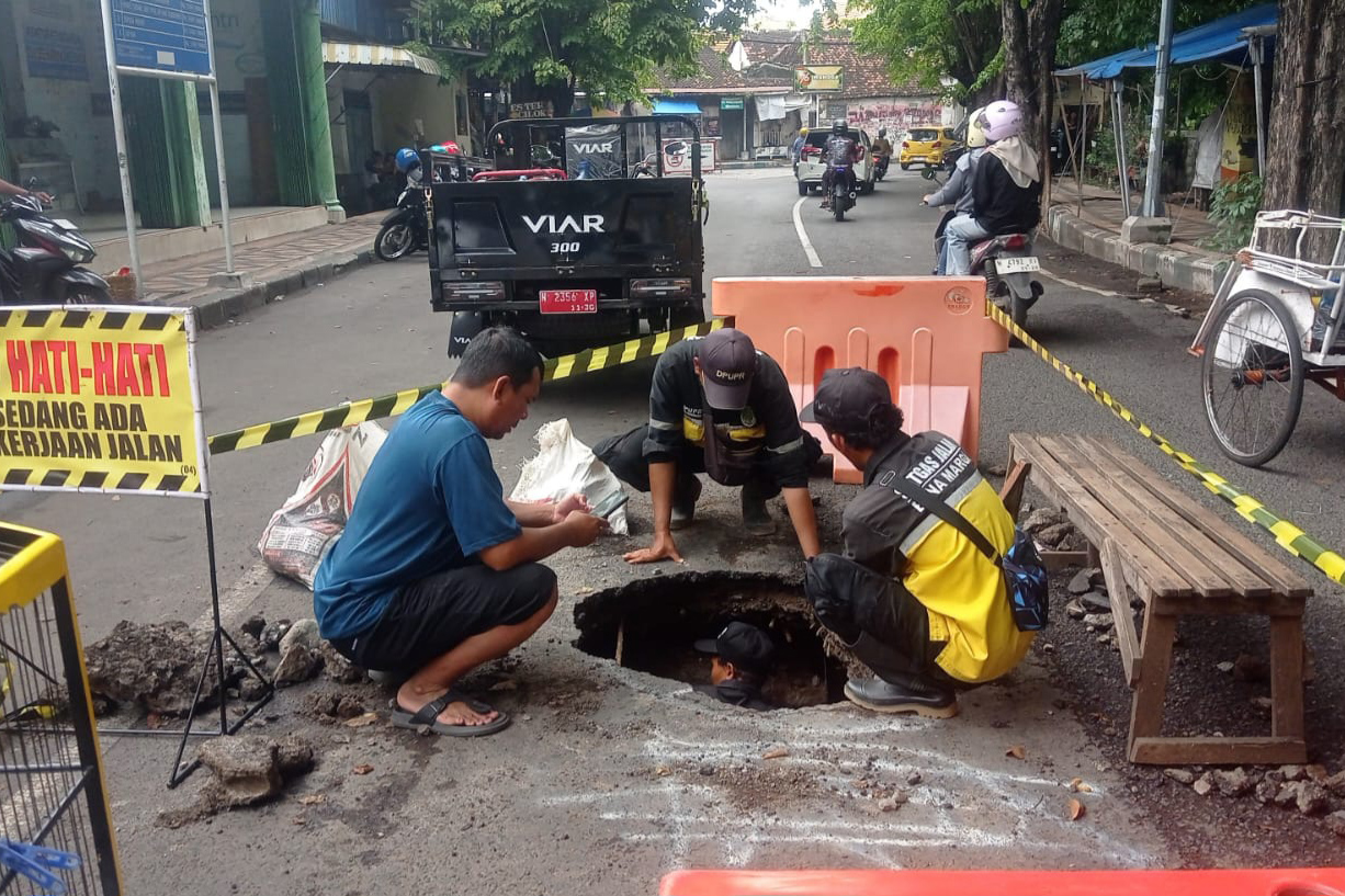DIPERBAIKI: Cross drain di Jalan Kartini, Kelurahan Bangilan, Kecamatan Panggungrejo, Kota Pasuruan, diperbaiki, Minggu (1/2).