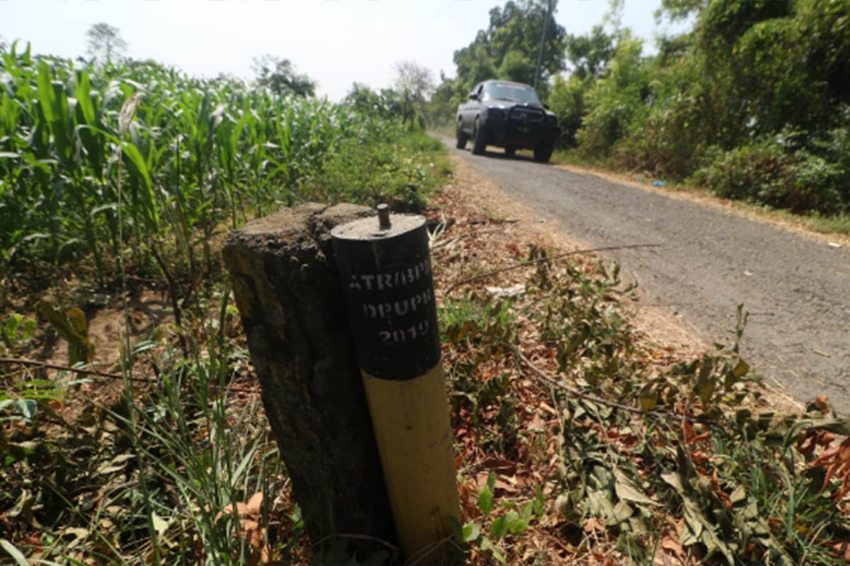 PERNAH DIPETAKAN: Patok untuk lahan JLU yang berada di Kawasan Blandongan, Kecamatan Bugul Kidul. Sampai kini penetapan lokasi untuk ring road masih belum turun seh