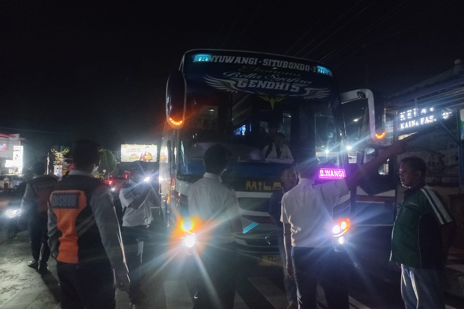 DISTOP: Salah satu bus distop tim gabungan di Jalan Soekarno Hatta, Kota Probolinggo, Jumat (30/1).