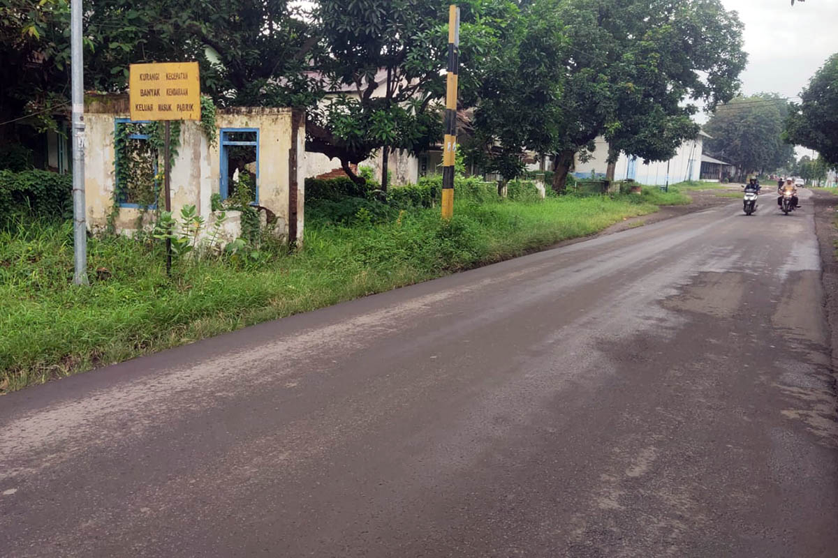 KENANGAN: Kondisi halte trem PG Pajarakan yang berada di tepi jalan tampak mengenaskan. Bangunannya hampir tidak berbentuk.