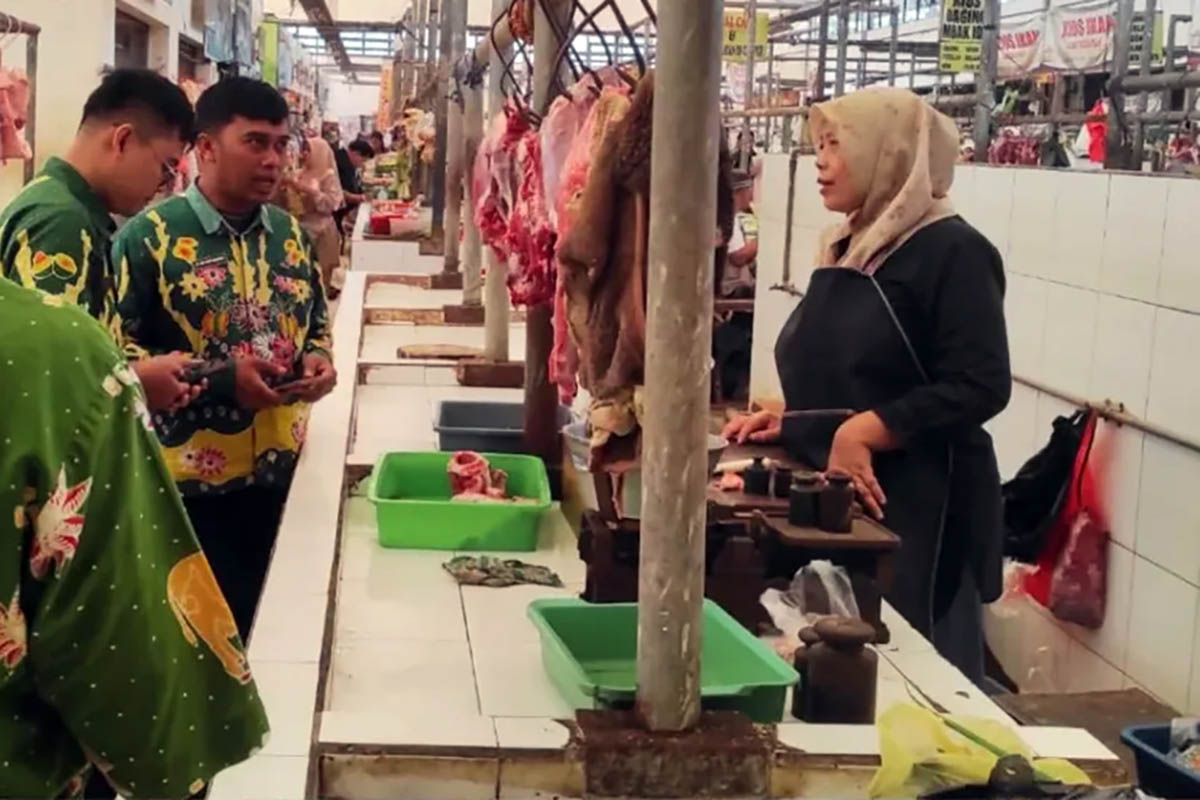 PEMANTAUAN: Tim gabungan saat melakukan pemantauan harga daging di Pasar Sukorejo. Langkah ini dilakukan, untuk memastikan stabilitas harga daging jelang Ramadan.