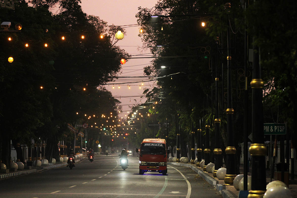 TERANG: Deretan lampu PJU yang terpasang di Jalan Pahlawan Kota Pasuruan. Dalam memastikan PJU setempat tetap bercahaya, Pemkot Pasuruan menggelontorkan dana ratusan juta untuk pemeliharaannya.