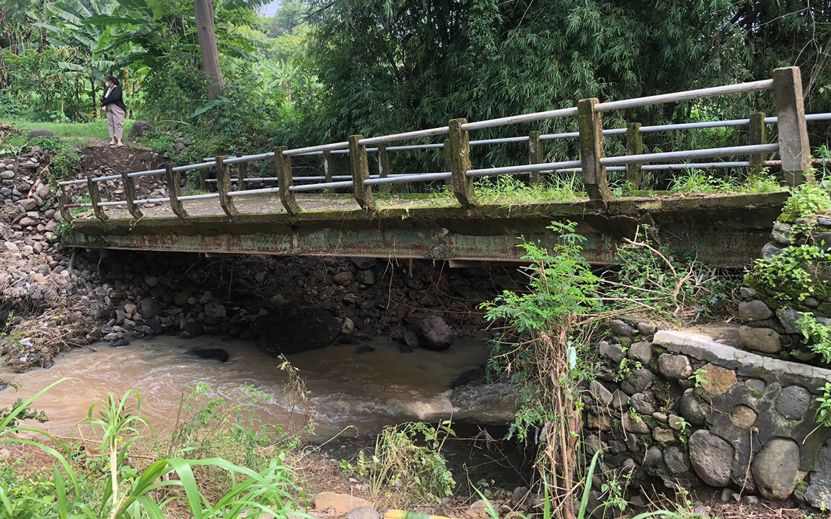 AMBROL: Pondasi jembatan penghubung Desa Sumberejo dan Desa Semendi, di Desa Sumberejo, Kecamatan Tongas, Sabtu (31/1)