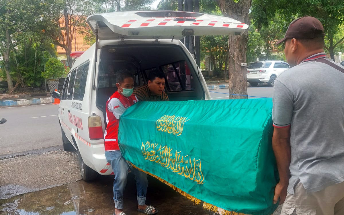 NAHAS: Petugas saat mengevakuasi jenazah nenek Sumarmi yang meninggal saat berendam di PPP dekat area wisata kumkum mayangan, Kota Probolinggo. (Istimewa)