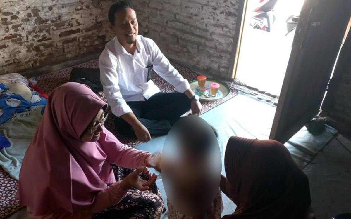 DAMPINGI : Petugas Dinas Sosial mendampingi pemulangan bayi terlantar untuk diserahkan pada keluarga.