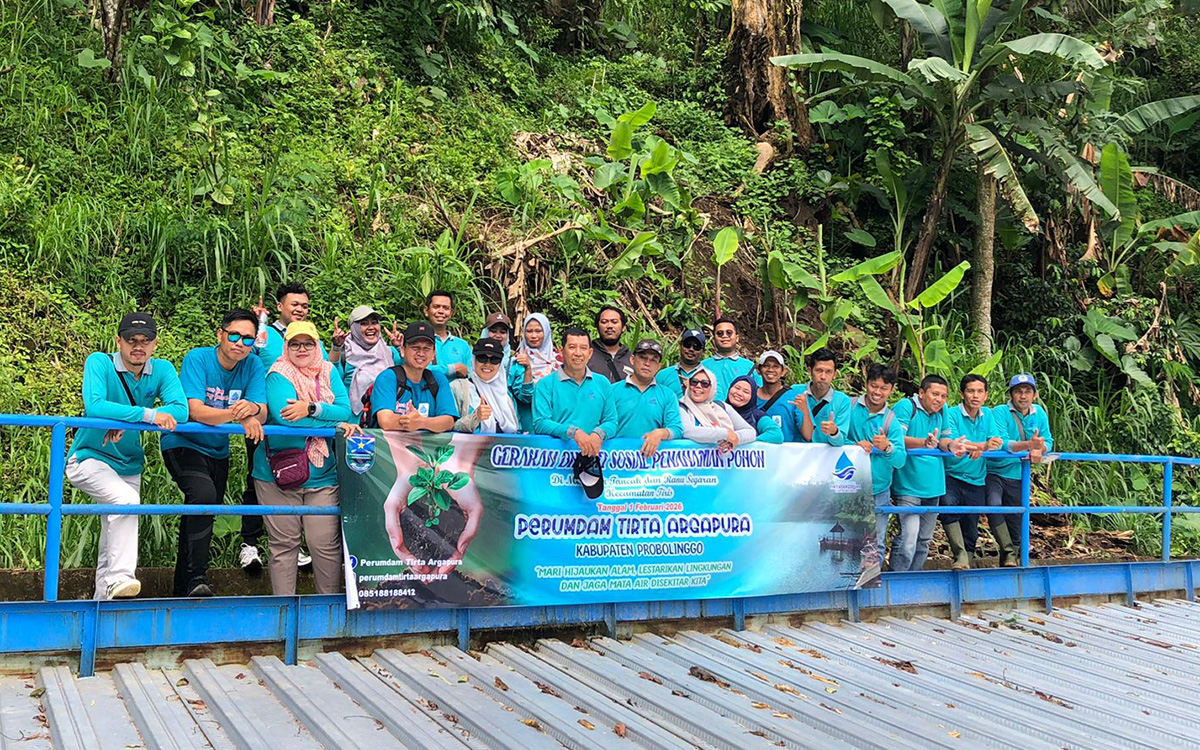 DEMI KELESTARIAN ALAM: Jajaran perumdam Tirta Argapura foto bersama usai seremoni penanaman pohon di kawasan mata air tancak, Tiris.