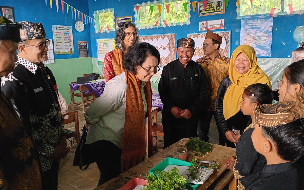 AKTIF BERINTERAKSI: Siswa multigrade kelas 5-6 praktikum dampak buruk penggundulan hutan (deforestasi)  terhadap iklim dan keanekaragaman hayati.