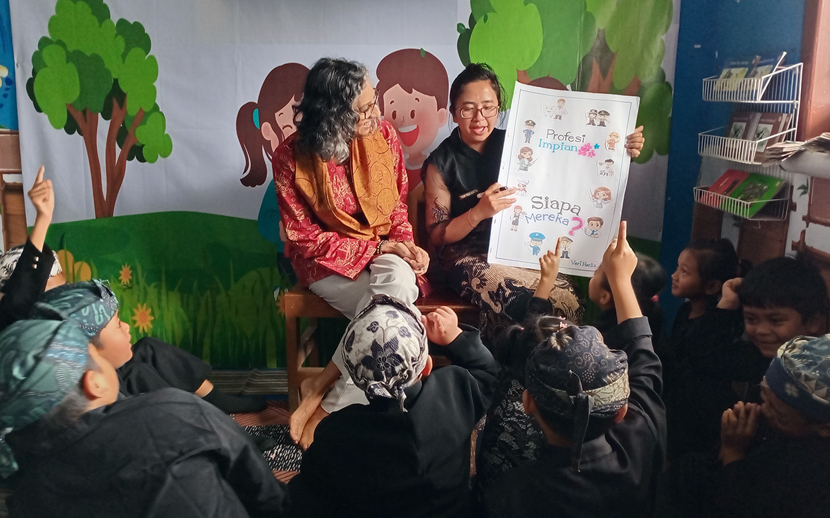 MENGENAL PROFESI: Siswa Multigrade Kelas1-2 belajar membaca, memperkuat numerasi dan literasi melalui tulisan dan gambar.