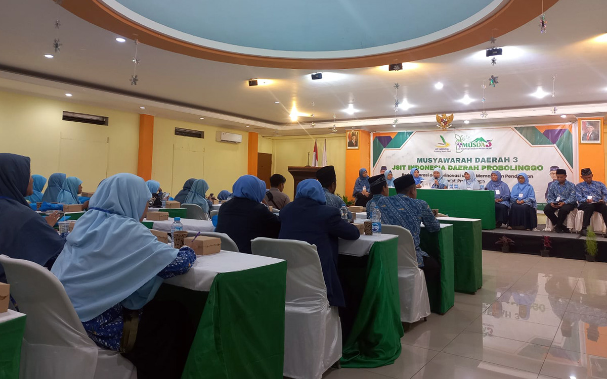 TERPILIH: Nurul Hidajati memberikan sambutan dalam Musda JSIT Indonesia wilayah Probolinggo, Sabtu (31/1).