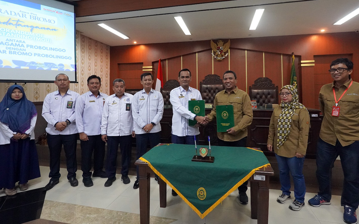 JALIN MoU: Ketua PA Kelas IB Probolinggo Achmad Fausi dan Direktur Jawa Pos Radar Bromo H.A. Suyuti bersalaman usai menanda tangani MoU kerja sama di Kantor PA Kelas IB Probolinggo, Senin (2/2).