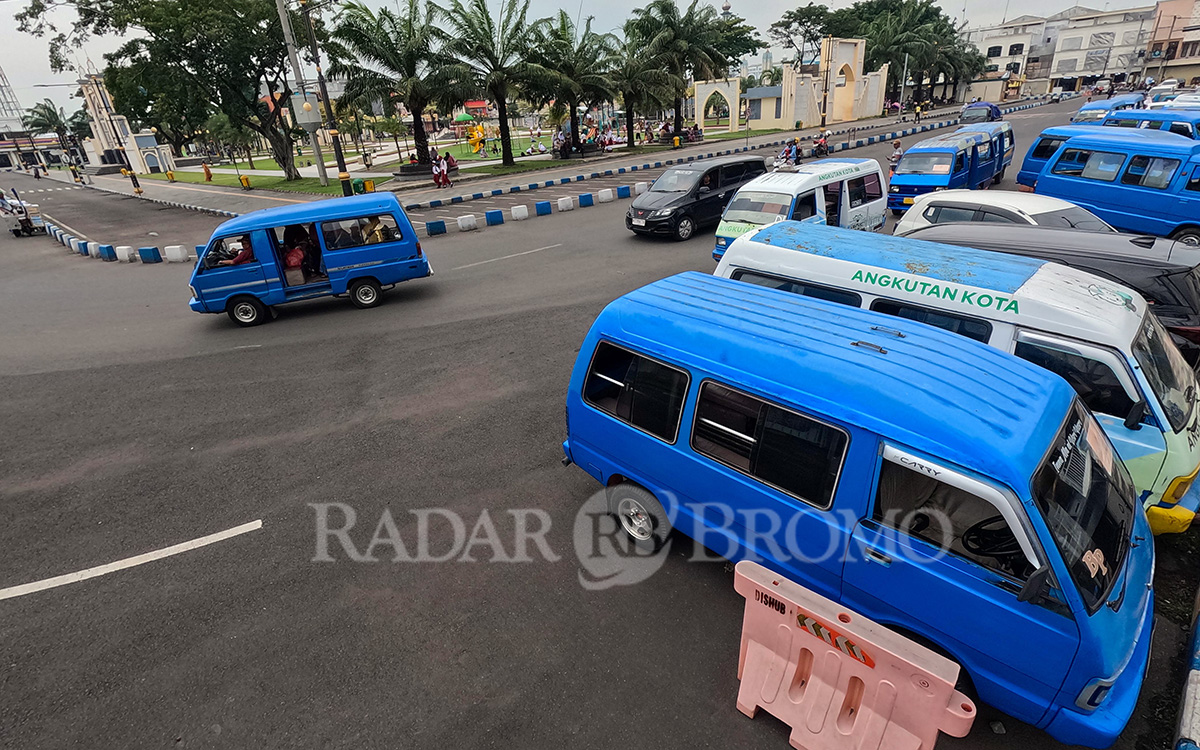 MASIH EKSIS: Deretan angkot saat parkir di kawasan alun-alun Pasuruan, beberapa waktu lalu. Pemkot dan DPRD Kota Pasuruan terus berupaya agar angkot tetap ramai.