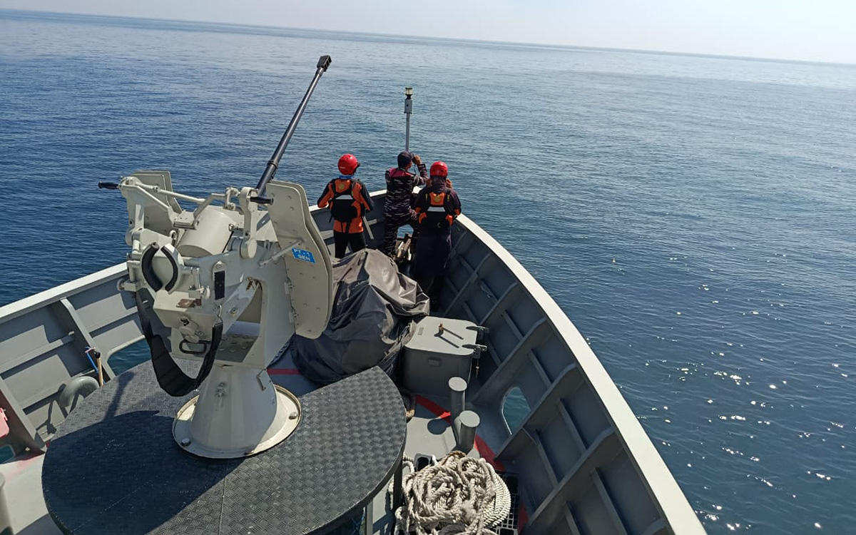 PENCARIAN: Tim rescue gabungan mencari keberadaan Matsadi, menggunakan kapal milik KAL Sembulungan II-V-42 di Selat Madura, Senin (2/2). (Istimewa)