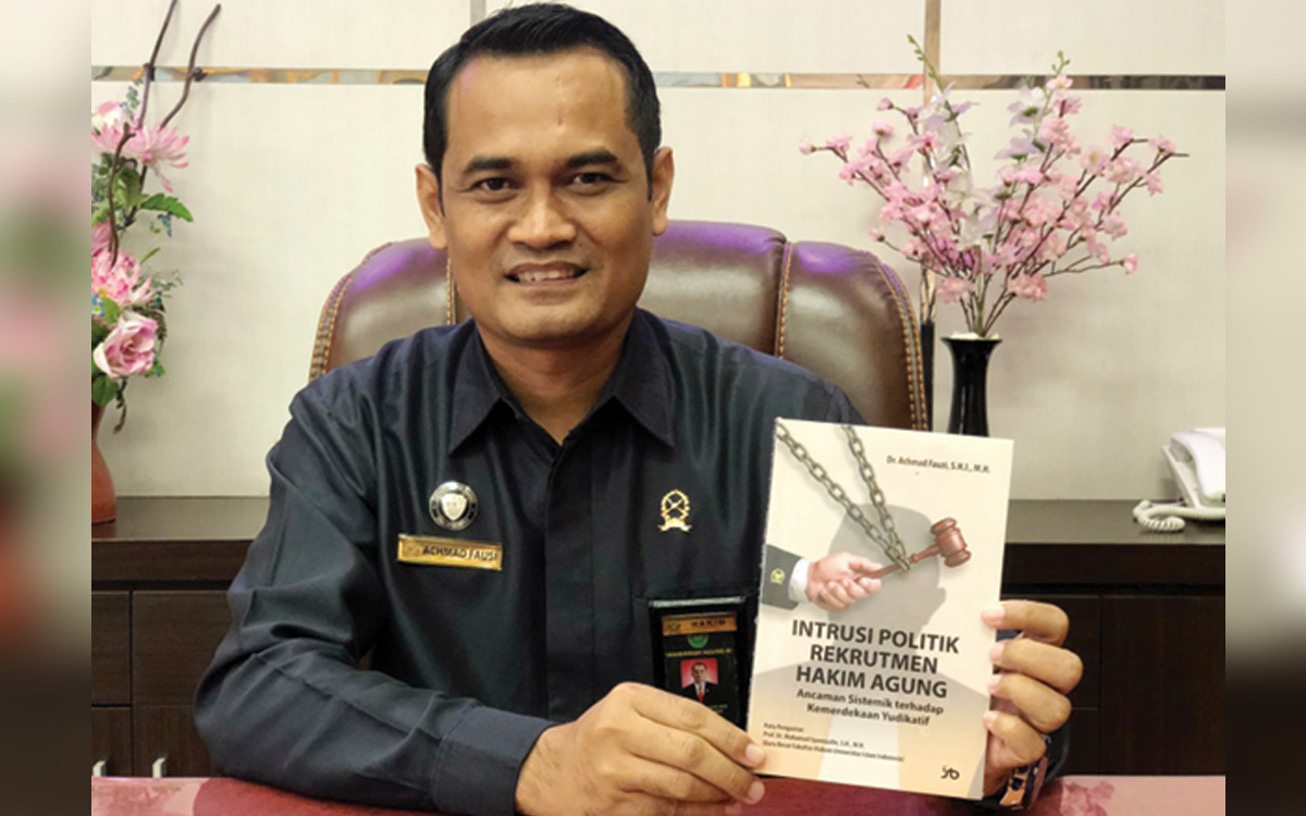 INSPIRATIF: Ketua Pengadilan Agama (PA) Probolinggo, Achmad Fausi menunjukkan salah satu koleksi buku ciptaannya berjudul Intrupsi Politik Rekrutmen Hakim Agung.