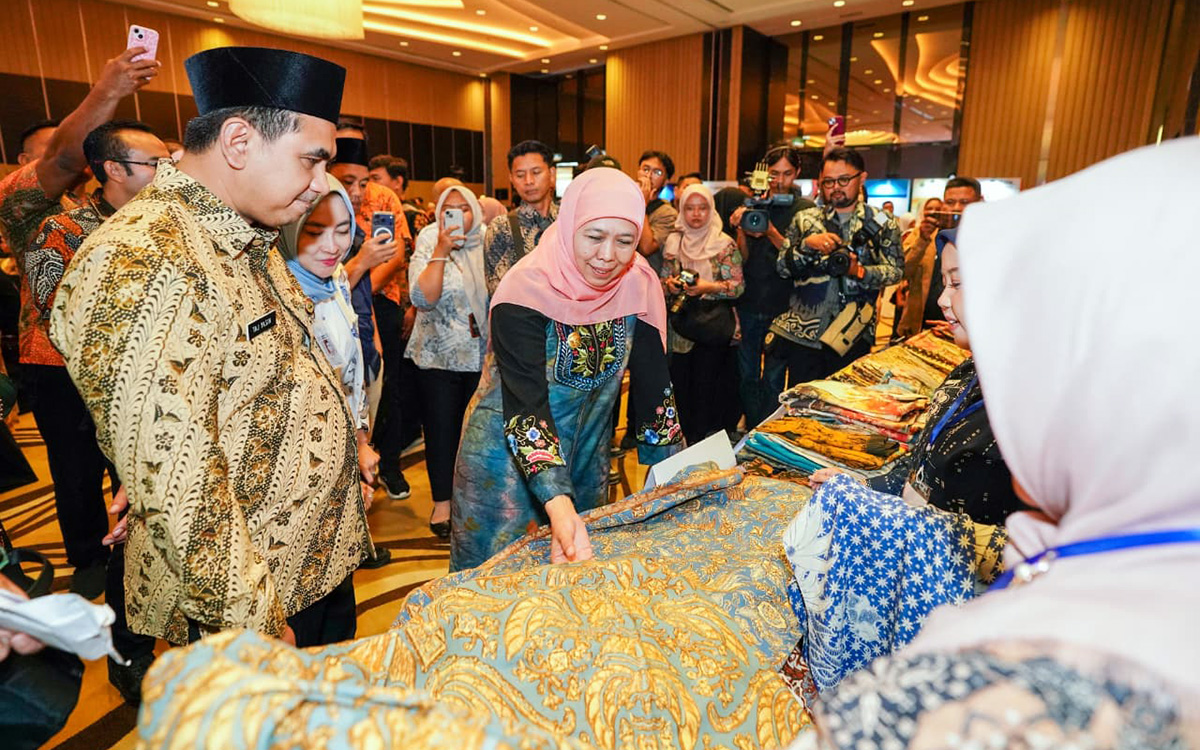 TINJAU: Gubernur Jawa Timur Khofifah Indar Parawansa (tengah) saat meninjau salah satu produk yang masuk misi dagang Jatim-Jateng.