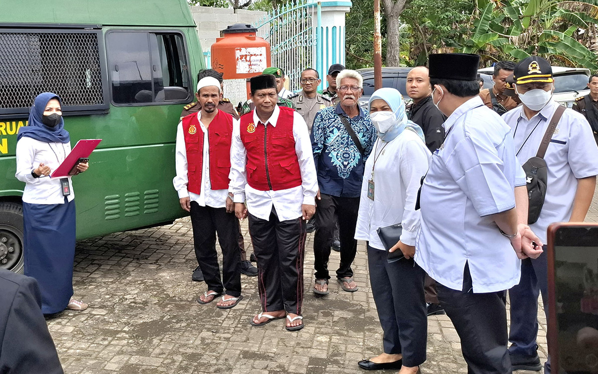 CEK LOKASI: Pemeriksaan lapangan kasus dugaan perusakan makam yang dipimpin langsung majelis hakim PN Bangil dan diikuti JPU beserta dua terdakwa, (2/2). (Istimewa)