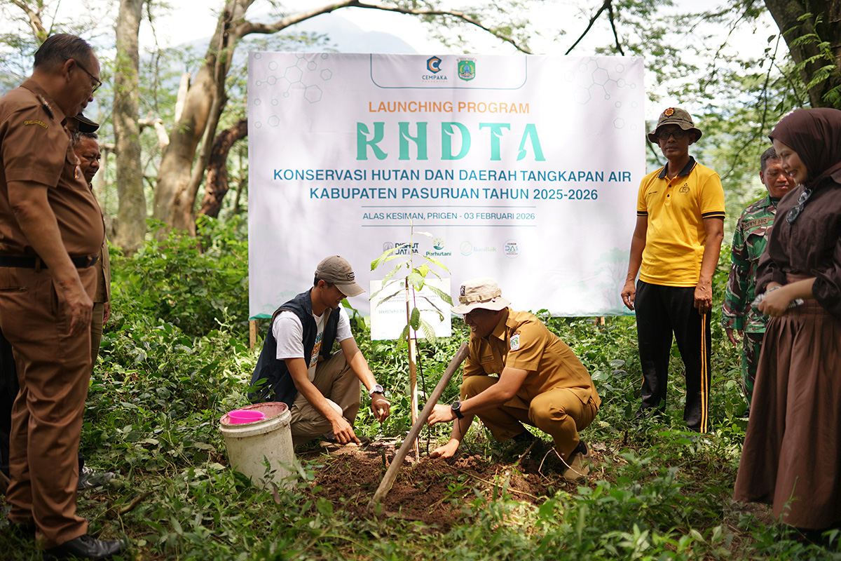 KONSERVASI: Penanaman Pohon oleh Sekda Yudha menandai acara launching yang digelar di Alas Kesiman, Sukoreno, Kecamatan Prigen