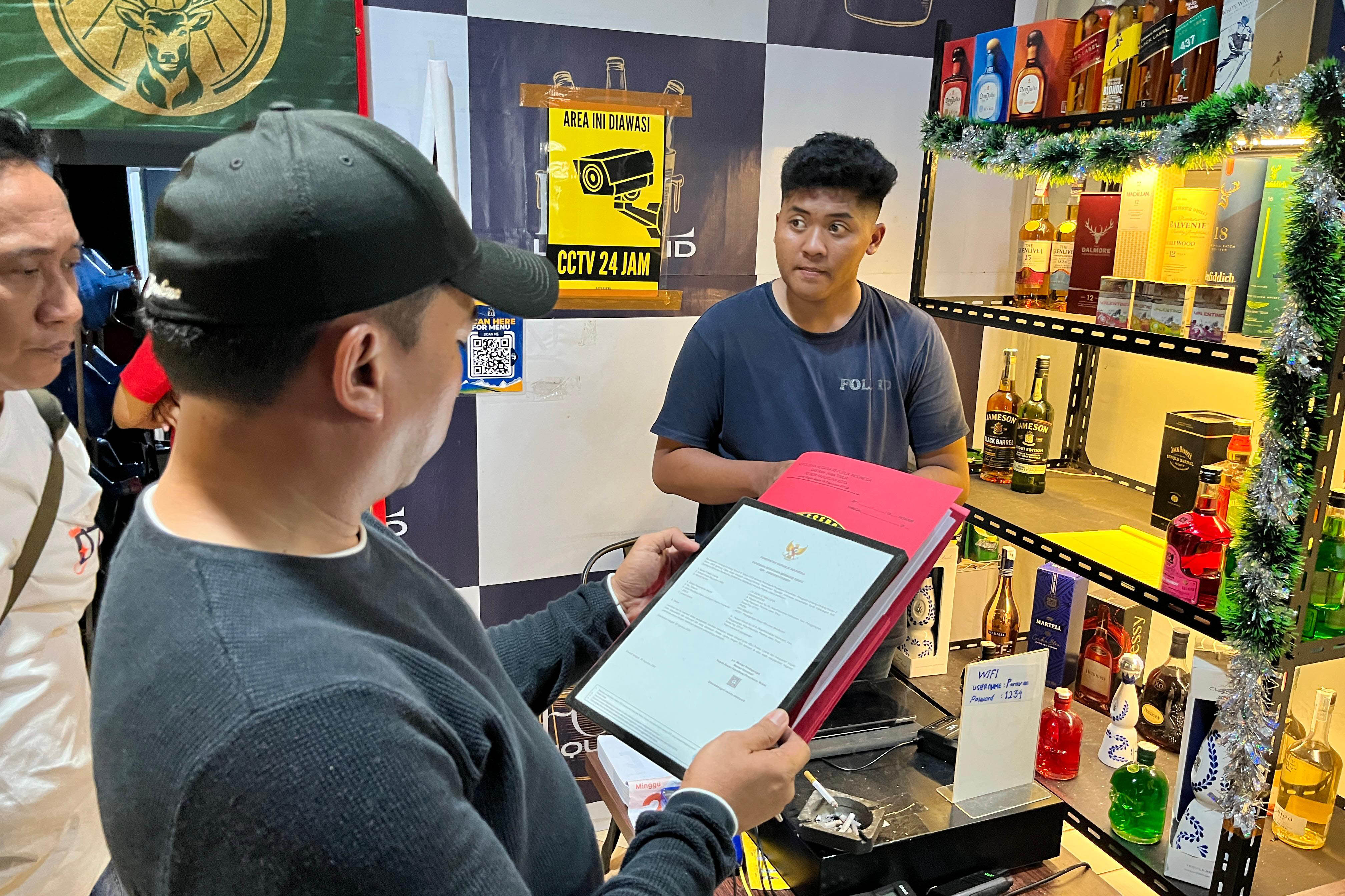 SUDAH DIDATANGI: Jajaran kepolisian saat mendatangi Paravan beberapa waktu lalu.